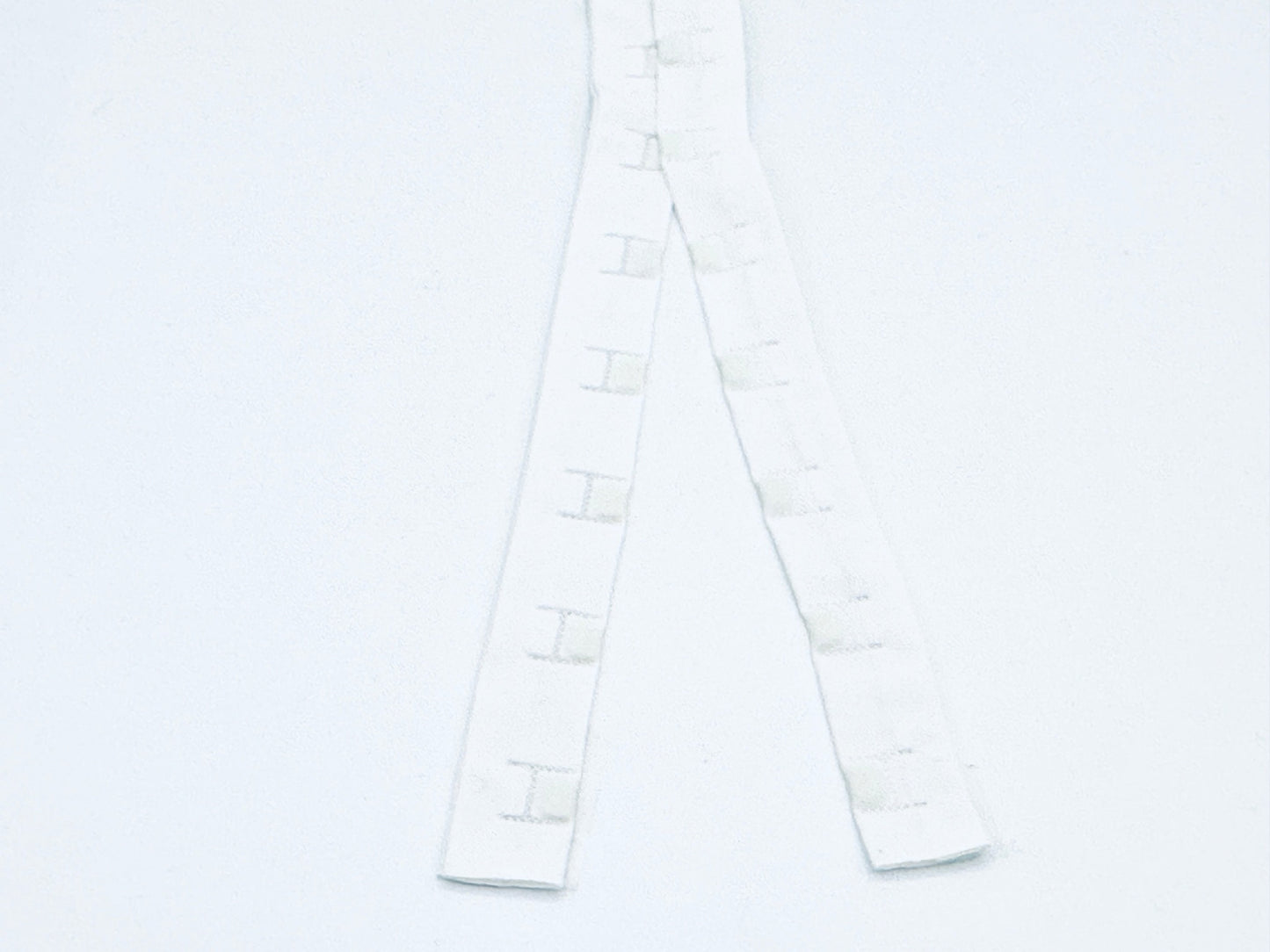 white 3 cm spaced zipper tape
