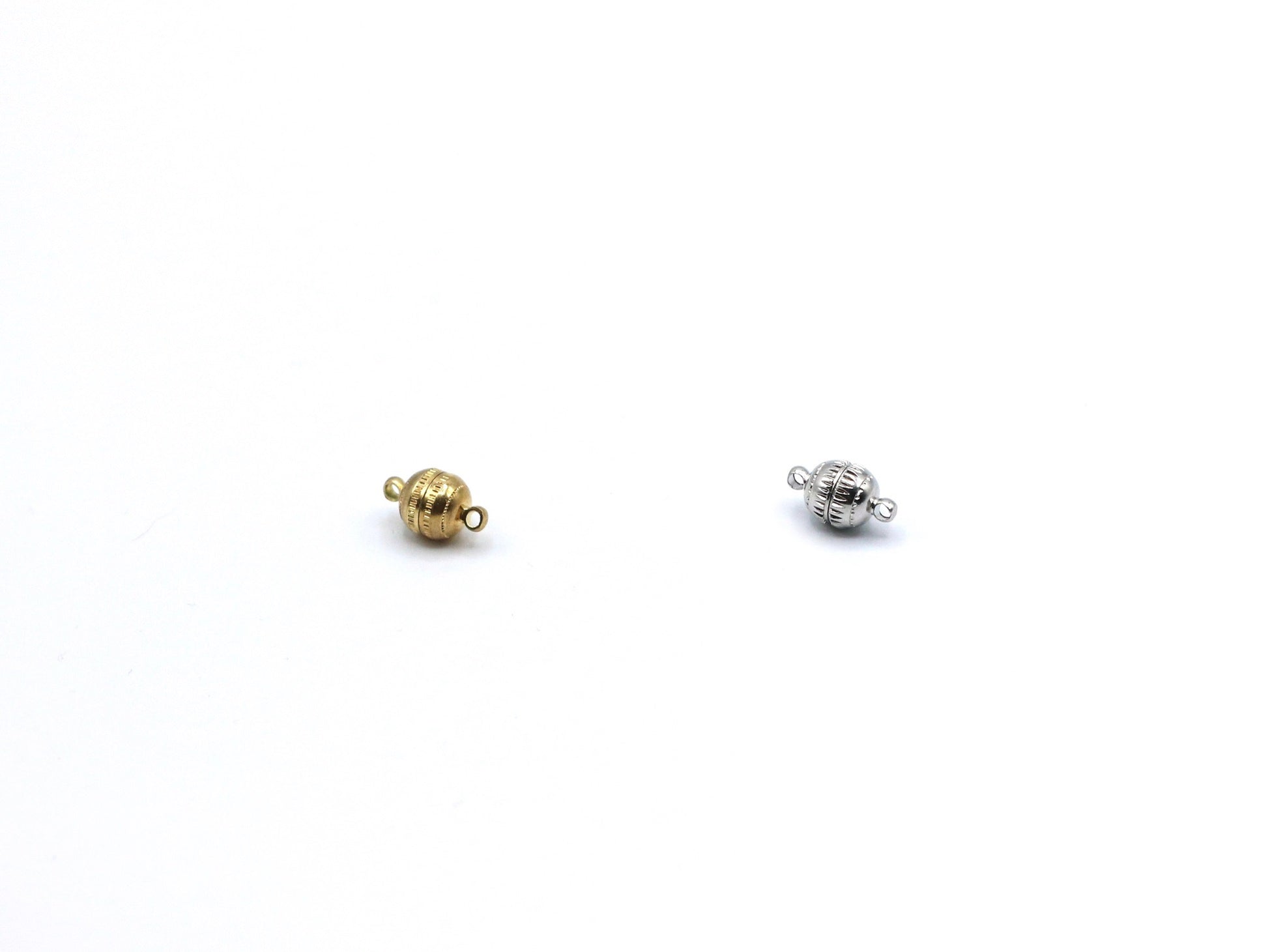 Magnetic jewelry clasp spherical with a roped edge in goldtone and silvertone